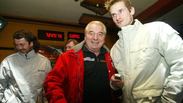 Mistr svta z roku 1994 Jaroslav Sakala (vlevo), olympijsk vtz z Grenoblu z roku 1968 Ji Raka (uprosted) a Jakub Janda (vpravo), kter se me pochlubit vtzstvm v prestinm Turn ty mstk v sezon 2005/2006.