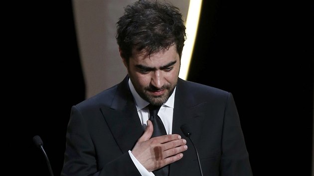 Shahab Hosseini dkuje v Cannes za cenu pro nejlepho herce, kterou zskal za film Obchodnk