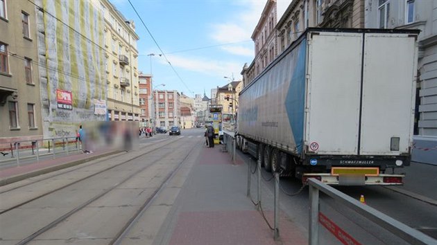 Pi nehod v centru Olomouce hasii vyproovali zpod kamionu sraenou seniorku. Ta navzdory snaze zchran na nsledky svch zrann na mst zemela.