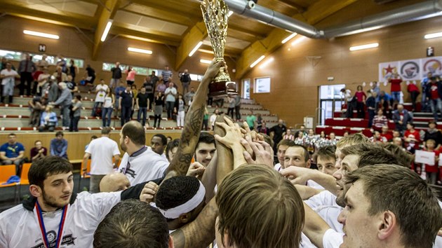 Pardubit basketbalist s pohrem pro bronzov tm Nrodn basketbalov ligy.