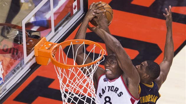 Bismack Biyombo (v blm) z Toronta a Tristan Thompson z Clevelandu v souboji nad koem.