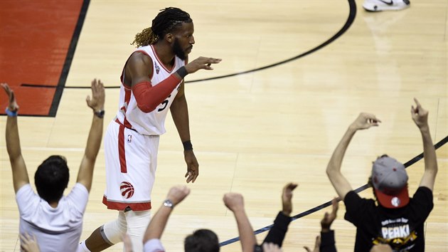 DeMarre Carroll a fanouci Toronta se raduj z trojky.