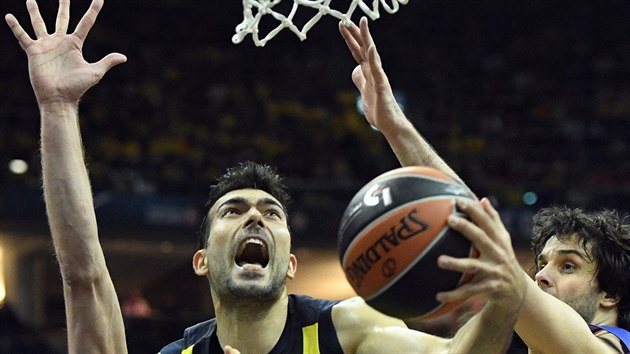 Kostas Slukas (vlevo) z Fenerbahce zved m do koe CSKA, brn ho Milo Teodosi.