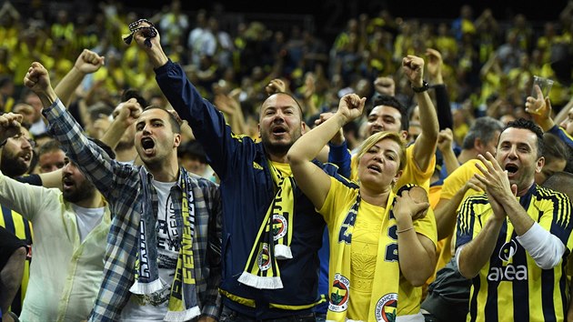 Fanouci Fenerbahce bhem euroligovho finle s  CSKA