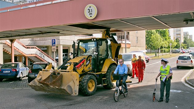 Bagr se zasekl pod rampou na Beneov td v Hradci Krlov.