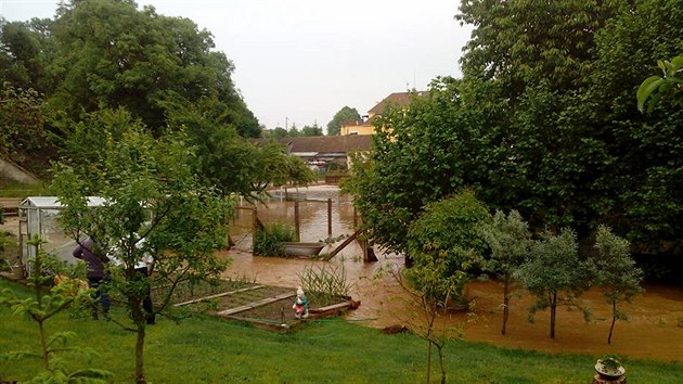 Přívalové deště zaplavily Jezbiny u Jaroměře na Náchodsku.