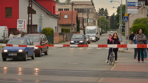 Pejezd v centru Tnit nad Orlic, kde se nkolikrt za hodinu tvo kolony.
