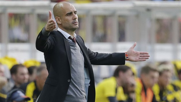 NO CO TO JE? Trenr Bayernu Mnichov Pep Guardiola bhem finle pohru proti Dortmundu.