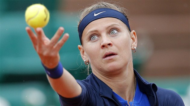 Lucie afov servruje v 1. kole Roland Garros.