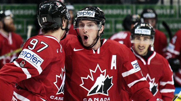 Kanadsk hokejista Matt Duchene (uprosted) gratuluje Connoru McDavidovi (vlevo) k jeho glu proti Finsku ve finle MS.