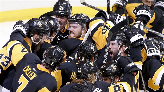 TO JE RADOSTI! Hokejist Pittsburghu mohutn slav postup do finlovch boj o Stanley Cup.