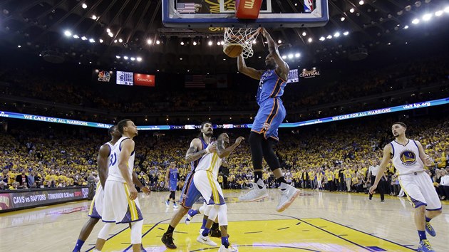 Kevin Durant z Oklahomy (v modrm) hz na ko v duelu proti Golden State.