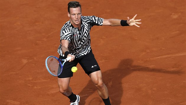 Tom Berdych returnuje v utkn proti Pablu Cuevasovi.