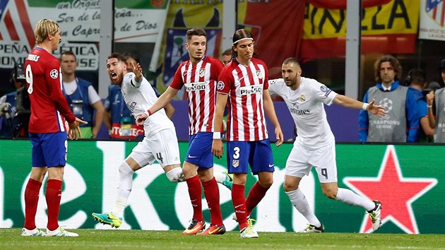 HRDINA VODU. Sergio Ramos (druh zleva) slav vodn trefu Realu Madrid do st Atltika ve finle Ligy mistr.