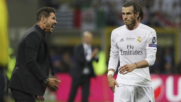 Emotivn trenr Atltika Madrid Diego Simeone (vlevo) bhem finle Ligy mistr, kolem prochz tonk Realu Madrid Gareth Bale.