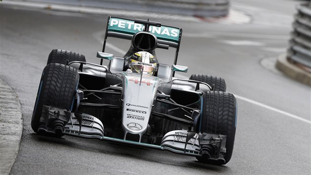 Lewis Hamilton na okruhu v Monaku