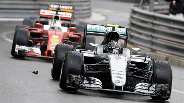 Momentka z Velk ceny Monaka - vpedu je Nico Rosberg, za nm je Sebastian Vettel.