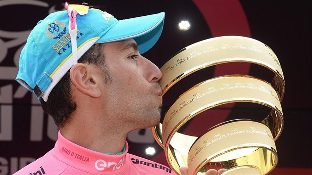 TA JE MOJE! Vincenzo Nibali obadn lb trofej pro vtze Gira.