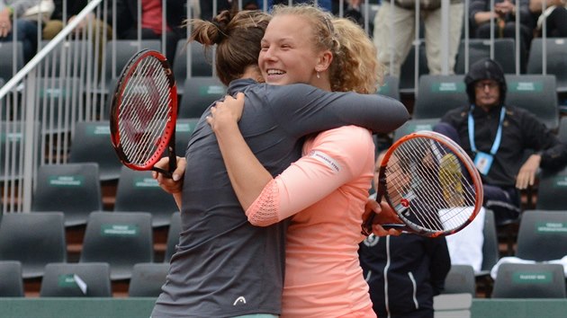 TO JE RADOSTI! Barbora Krejkov (vlevo) a Kateina Siniakov slav postup do tvrtfinle tyhry na Roland Garros.