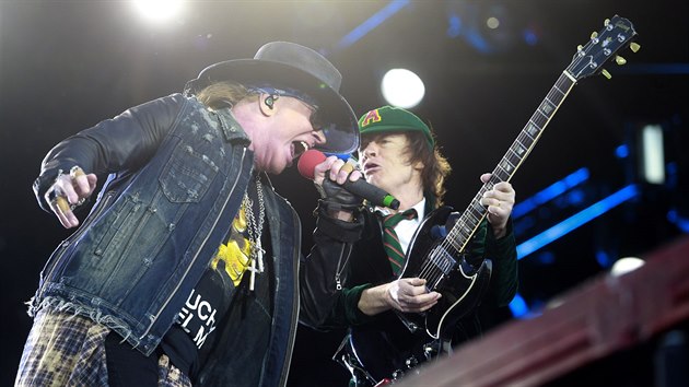 Angus Young a Axl Rose na koncertu AC/DC (Letany, Praha, 22. kvtna 2016)
