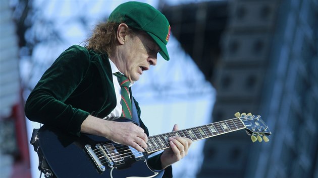 Angus Young na koncertu AC/DC (Letany, Praha, 22. kvtna 2016)