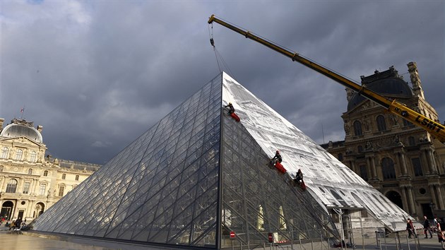 Pprava na zmizen pyramidy v Louvru