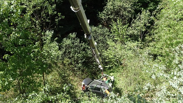 Hasii vyproovali auto ze srzu pomoc hydraulick ruky.