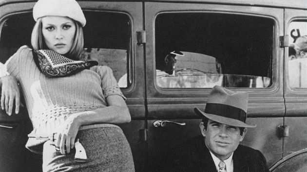 Faye Dunawayov a Warren Beatty ve filmu Bonnie a Clyde (1967)