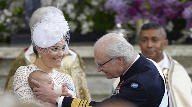 vdsk krl Carl XVI. Gustaf a korunn princezna Victoria na ktu jejho syna prince Oscara (Stockholm, 27. kvtna 2016)