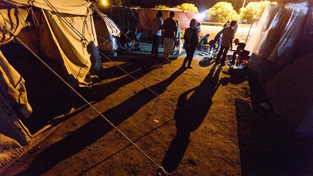 eck policie vyklz uprchlick tbor Idomeni. V blzkosti je nkolik dalch neoficilnch tbor, jako tento u benzinov pumpy a okolo dlnice pobl vesnice Evzonoi.