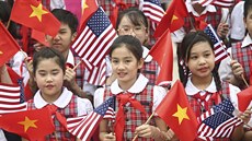 Vietnamky vítají amerického prezidenta Baracka Obamu. (23. kvtna 2016)