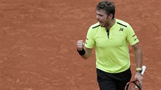 DIVOKÁ RADOST. Stan Wawrinka po vítzném úderu v utkání s Lukáem Rosolem.