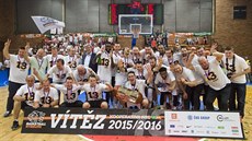 POTŘINÁCTÉ ZA SEBOU. Basketbalisté Nymburka slaví další titul. POTŘINÁCTÉ ZA SEBOU. Basketbalisté Nymburka slaví další titul.