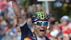Alejandro Valverde slaví vítzství v estnácté etap Gira.