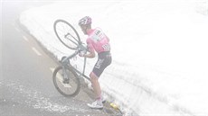 Steven Kruijswijk se zvedá po pádu do sněhu v 19. etapě Gira. Steven Kruijswijk se zvedá po pádu do sněhu v 19. etapě Gira.