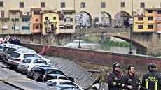 Ve středu ráno se v historickém centru italské Florencie probořila část nábřeží... Ve středu ráno se v historickém centru italské Florencie probořila část nábřeží...