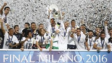 AMPIONI. Fotbalisté Realu Madrid s pohárem pro vítze Ligy mistr.