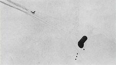Nieuport útoí raketami Le Prieur na nmecký pozorovací balon.
