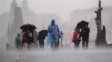 Přívalový déšť na pražském Karlově mostě (23. května 2016) Přívalový déšť na pražském Karlově mostě (23. května 2016)