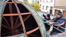 Kvůli nutné opravě byl památník J. A. Komenského v Litomyšli znovu demontován v... Kvůli nutné opravě byl památník J. A. Komenského v Litomyšli znovu demontován v...
