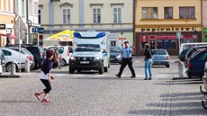 Policisté vyklízeli vysokomýtské námstí.