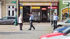 Policisté vyklízeli vysokomýtské náměstí. Policisté vyklízeli vysokomýtské náměstí.