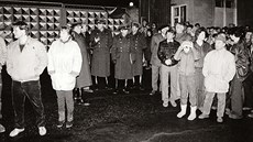 Jeden z mála existujících záběrů demonstrace, při níž Turnované v lednu 1990... Jeden z mála existujících záběrů demonstrace, při níž Turnované v lednu 1990...