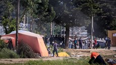 ecká policie zaala v úterý vyklízet tábor v Idomeni. (24. kvtna 2016)