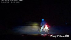 Motorkář ujížděl policejní hlídce, nakonec boural. Motorkář ujížděl policejní hlídce, nakonec boural.