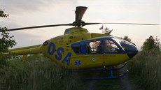 Vrtulník záchranářů při zásahu na vrchu Polední na Třinecku. (20. května 2016) Vrtulník záchranářů při zásahu na vrchu Polední na Třinecku. (20. května 2016)