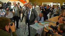 Kandidát Norbert Hofer ve volební místnosti.
