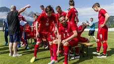 MAZÁCI DO PRVNÍ ŘADY Čeští fotbalisté se připravují na oficiální týmové focení,... MAZÁCI DO PRVNÍ ŘADY Čeští fotbalisté se připravují na oficiální týmové focení,...