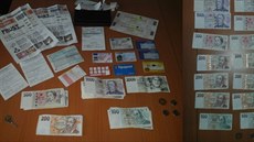 Obsah nalezené peněženky tvořily jak bankovky, tak i doklady, karty i vstupenky... Obsah nalezené peněženky tvořily jak bankovky, tak i doklady, karty i vstupenky...