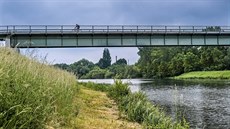 Politici i úřady nově řeší, na kterém břehu Labe postavit přístav. Politici i úřady nově řeší, na kterém břehu Labe postavit přístav.